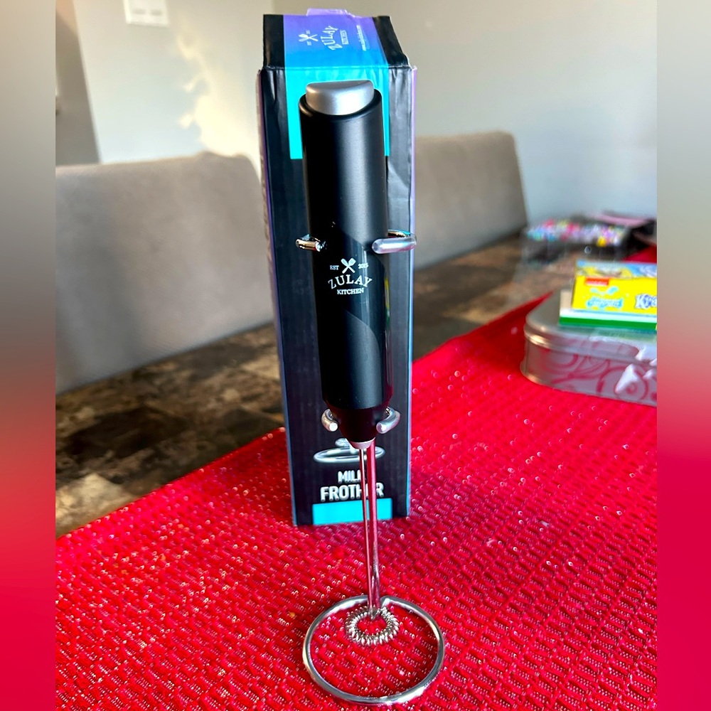 Handheld milk frother